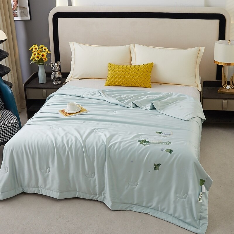 Summer Cooling Quilt Breathable Lightweight Comforter for Hot Sleepers to Keep Cool for Night Sweats Blue