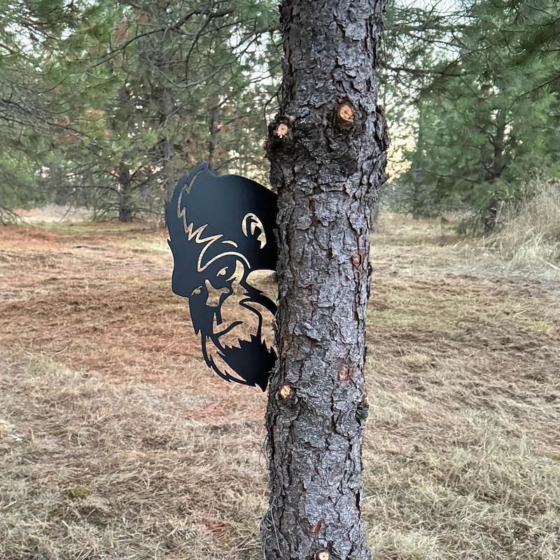 Peaking a Boo Flipping Off Bigfoot Animal Metal Sign Art Ornament, Animal Peeping Around Signs Corner Tree Garden Fence Farmhouse Outdoor Home Decoration
