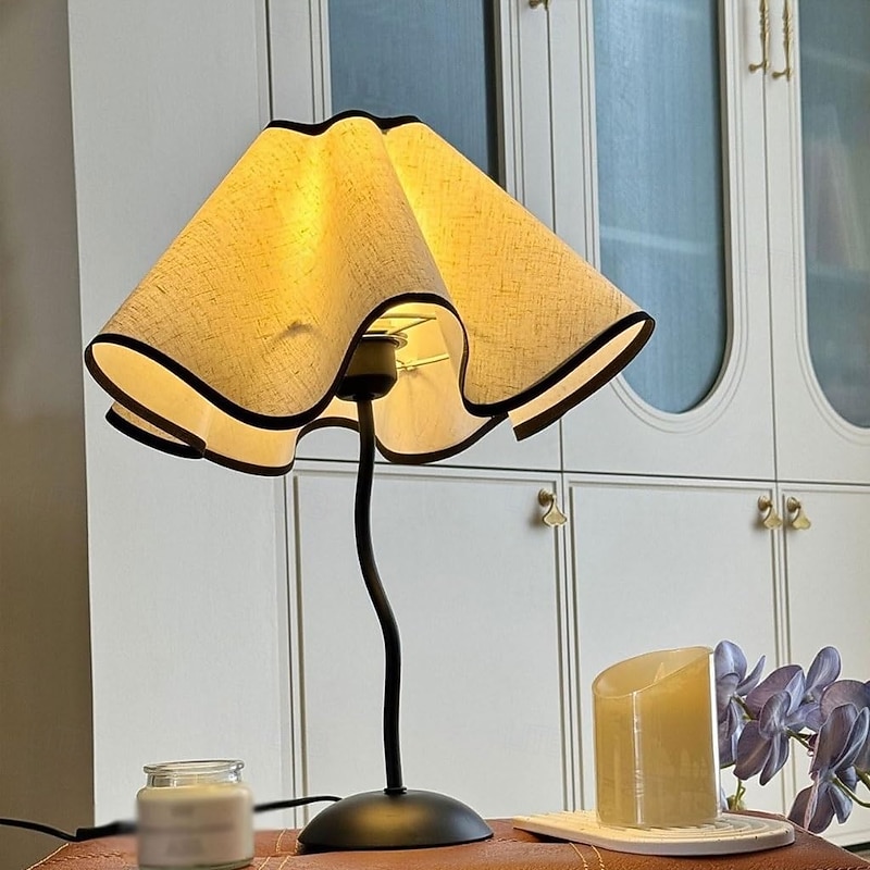 Table lamp Metal Table Lamp Bedside Lamp Creative Fabric Petal Bedroom Atmosphere Night Light Office Study Eye Protection LED Lamp desklamp