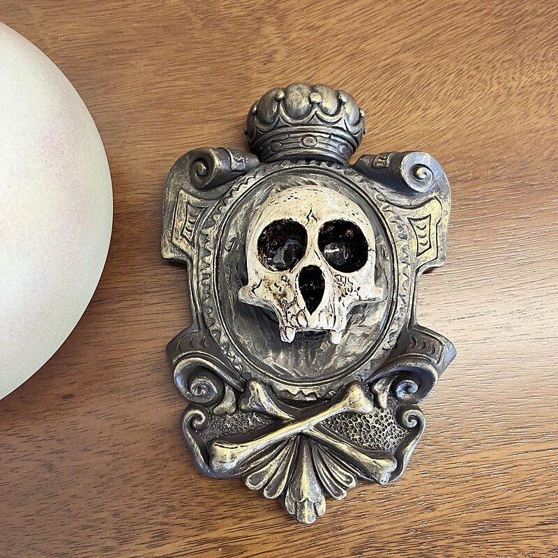 Halloween Skeleton Head Wall Hanging, Funny Resin Skull Sculpture Decor, Spooky Wall Ornament Gift for Haunted House or Party4