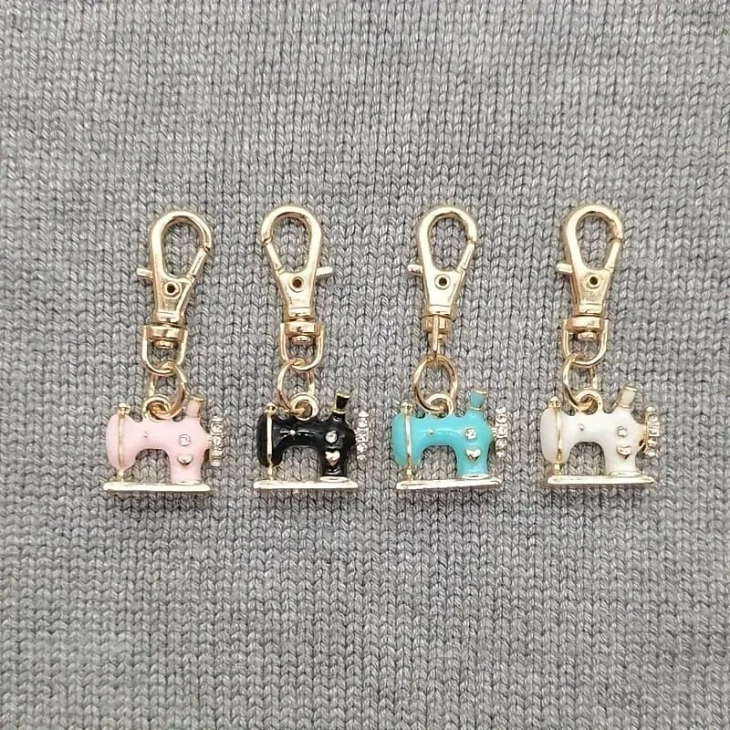 4 Pcs Mini Sewing Machine Keychains A Stitch of Memory and Meaning Vintage Zinc Alloy Rhinestone Pendant Key Rings for Women Handbag Purse Charm Gift3