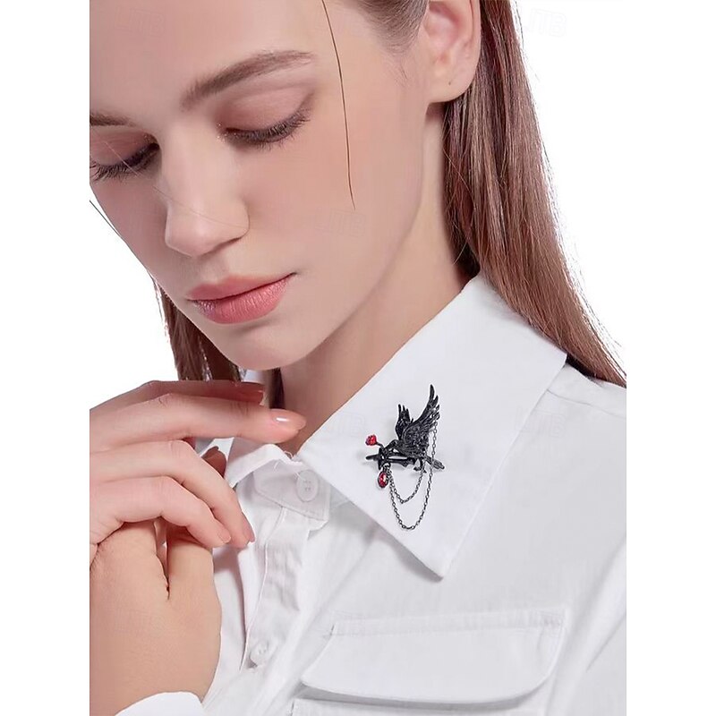 Women's Gothic Raven Brooch with Red Gem and Chain – Halloween Vintage Bird Pin for Costume Party, Cosplay and Evening Wear3