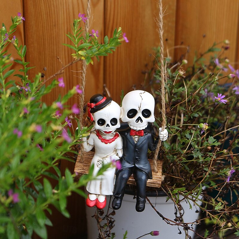 Halloween Resin Skeleton Couple on Swing Figurine, Spooky Outdoor Yard Garden Planter Decoration, Halloween Skeleton Ornament for Home and Patio