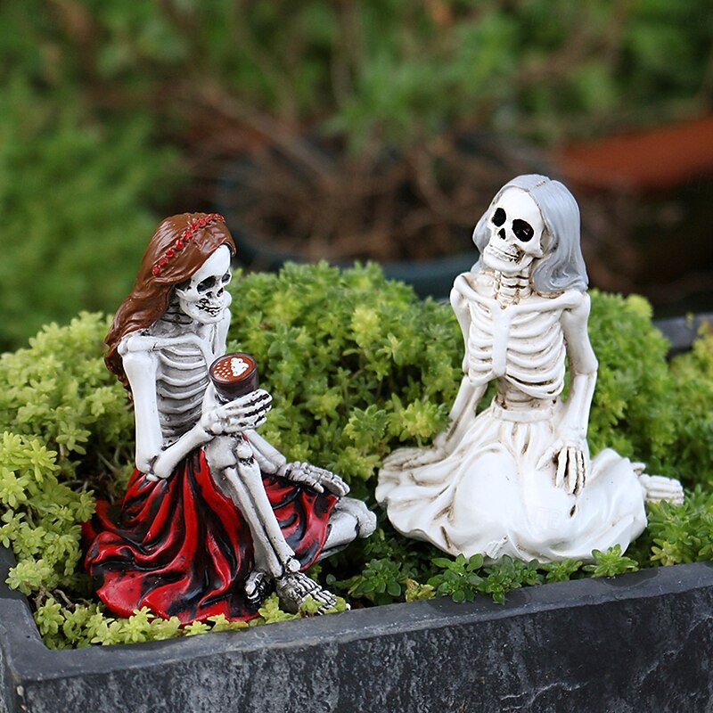 2PCS Halloween Resin Chatting Skeleton Girl Figurines Set, Spooky Outdoor Yard Planter Balcony and Desktop Decorations, Halloween Home Decor Ornaments