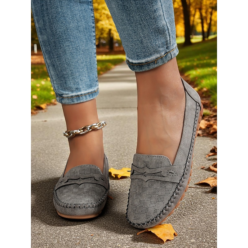 Women's Perforated Moccasin Loafers – Soft Non-Slip Casual Flats for Fall Commutes, Garden Paths and Daily Errands