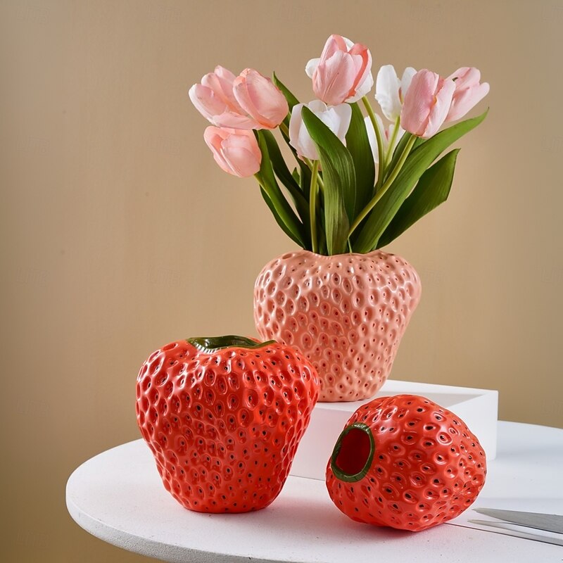 1PC A Cute Strawberry-shaped Vase Made Of Resin is A Modern and Creative Strawberry-shaped Decoration for Home Use. It is Suitable for Living Rooms Studies Dining Rooms and Weddings and Parties