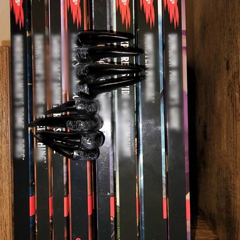 Halloween Gothic Bookmarks, Cool 3D Demon Hand Bookmark, Handmade Resin Witch Demon Claw Hand Bookmarks, Horror Home Decor Bookshelf Ornaments, Novelty Creative Gifts2