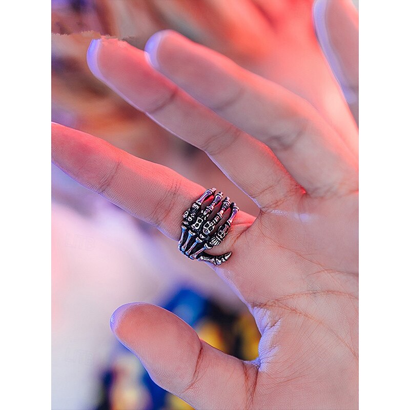 Men's Gothic Skeleton Hand Ring – Unique Alloy Design with Skull Details, Perfect for Halloween, Costume Parties and Gothic Fashion Enthusiasts2