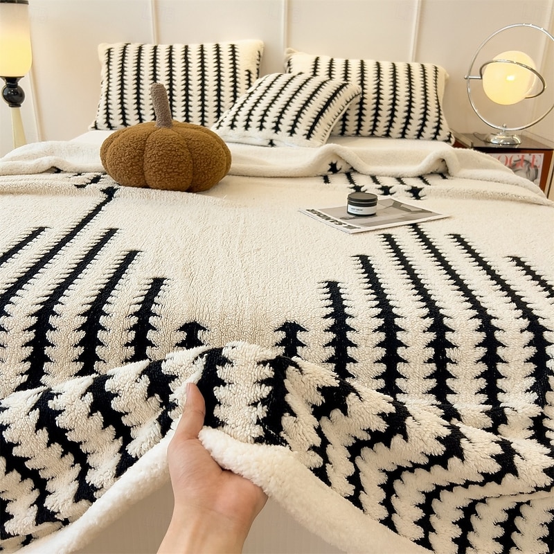 Luxury Thick Plush Throw Blanket, Winter Warm Soft Flannel Blanket, Cozy Fleece Sofa Blanket, Bed Blanket for Nap, Living Room, and Bedroom Decoration2