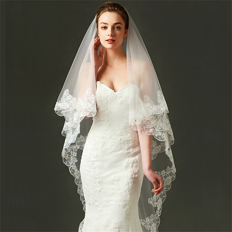 Two-tier Vintage / Stylish Wedding Veil Chapel Veils with Pure Color Lace