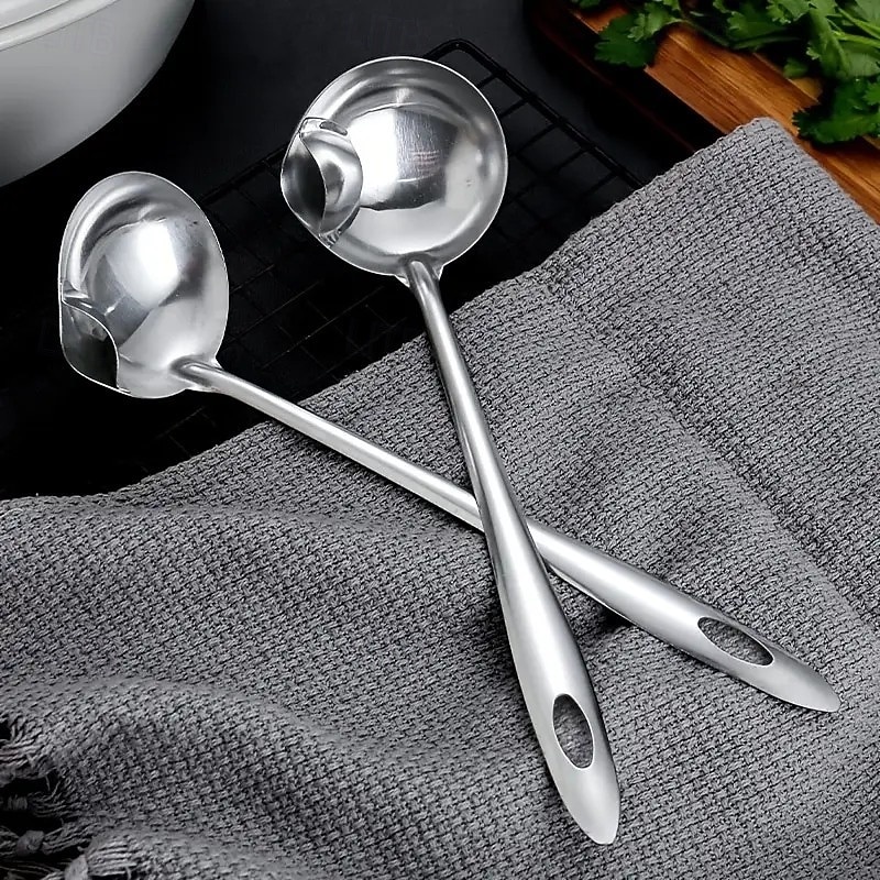 2PCS Stainless Steel Fat Skimmer Spoons – Oil and Gravy Separator with Long Handle and Pour Spout, Hot Pot Oil Filtering Tool for Kitchen Use