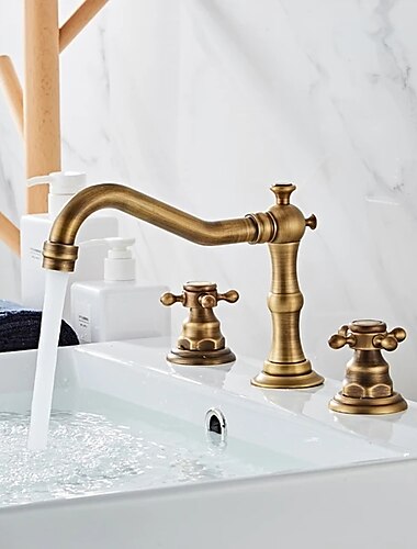 messing badkamer kraan, geborstelde afwerking antiek koper twee handgrepen drie gaten wijdverspreide badkamer wastafel kraan bevatten met koud en warm schakelaar