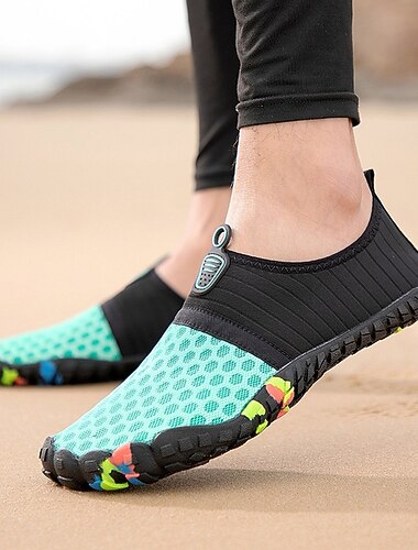  chaussures d'eau pieds nus pour hommes vertes et noires avec un design à enfiler et des semelles colorées pour la plage et les activités nautiques