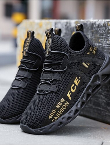  svarta löparsneakers i mesh som andas för barn med snörningsdesign och djärvt bokstavstryck - bekväma atletiska skor för pojkar