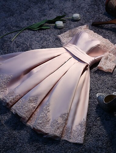  vestido de dama de honor de corte a con hombros descubiertos manga corta elegante corto / mini satén con encaje 2023