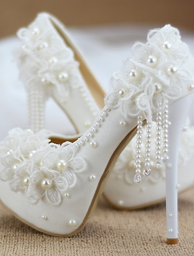  γαμήλια παπούτσια για νύφη παράνυμφος γυναίκες με κλειστά δάχτυλα λευκό ιβουάρ μπεζ ψεύτικο δέρμα αντλίες με δαντέλα απομίμηση λουλουδιών μαργαριτάρι γόβα στιλέτο πλατφόρμα γάμου βραδιά κομψό vintage