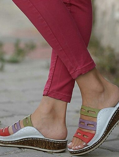  Яркие женские босоножки на танкетке с открытым носком и вырезом для лета и повседневной носки в стиле бохо.