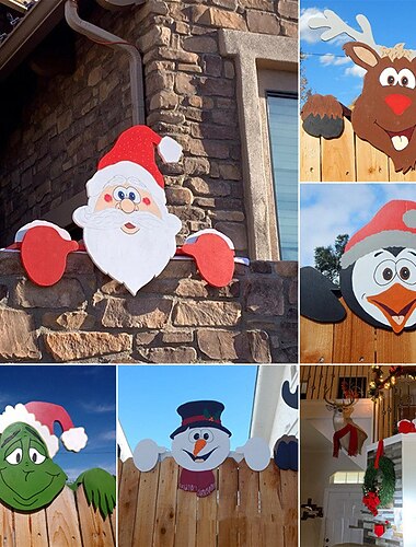  サンタクロースとトナカイがフェンスをのぞいて、クリスマステーマのフェンスの庭と庭を飾ります
