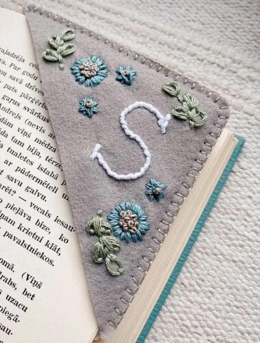  personalisiertes handbesticktes Ecklesezeichen, 26 Buchstaben niedliche Blumenbuchstaben-Sticklesezeichen, handgefertigtes Filz-Dreieck-Seiteneck-Lesezeichen, Filz-Dreieck-Lesezeichen, Lesezeichen für Buchliebhaber