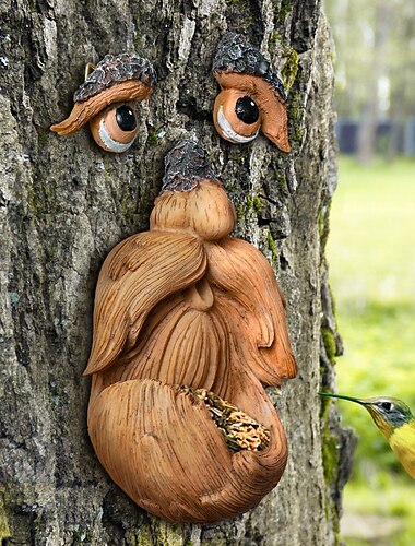  Alimentador de pájaros monstruo de árbol, corteza de jardín al aire libre y características faciales, artesanía decorativa creativa de resina adecuada para decoración de paredes, patio, troncos, etc.