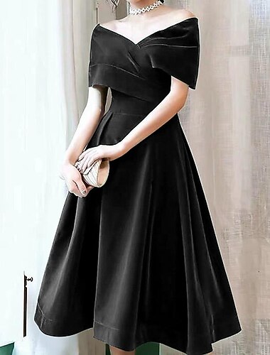 A-Line Cocktailkjoler Elegant Kjole Bryllupsgjest Kneelengde Korte Ermer Off Shoulder Velur med Plisseringer Renfarge Kjoler