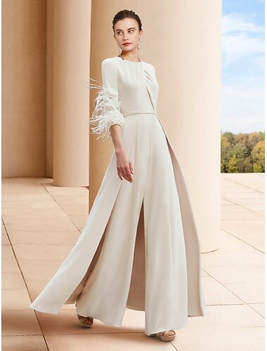  חליפת מכנסיים שמלה לאם הכלה  אורחת חתונה אלגנטית עם תכשיטים באורך הקרסול בד מתיחה חצי שרוול עם נוצות פרטים מקריסטל 2024