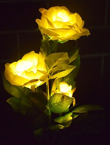  Zonne- tuin rozenlichten realistische LED rozenbloem begraafplaatsdecoraties stake lichten voor tuin binnenplaats tuin en graf decoratie waterdicht (rood met 3 verlichte bloemenkoppen)