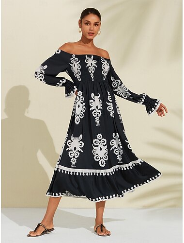  Schulterfreies Midikleid mit geometrischem Print