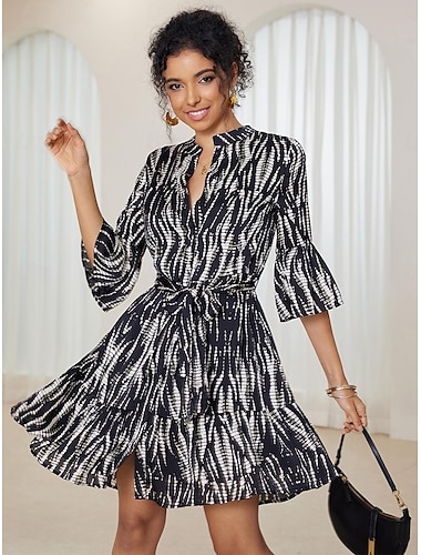  Neva Minikleid aus schwarz-weiß gepunktetem Bubble-Satin mit Stehkragen, ausgestellten Ärmeln und Bindeknoten