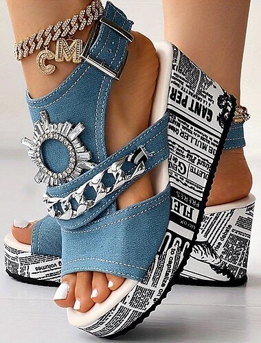  Sandalias de cuña con plataforma vaquera para mujer, detalle de cadena de diamantes de imitación y suela con estampado de periódico, modernas sandalias de verano con punta abierta para ropa de calle y conjuntos de fiesta.