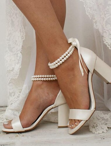  Sandalias de novia de satén blanco con tobillera de perla y tacones de bloque: elegantes zapatos de novia para ocasiones especiales.