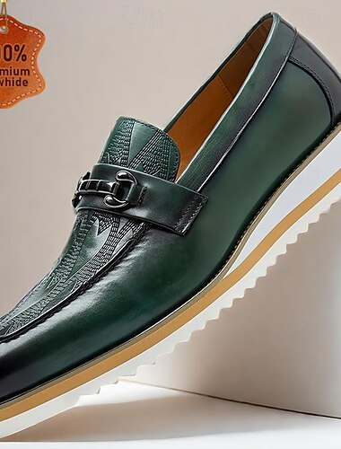  gröna loafers i läder för män - snygga slip-on klänningskor med metallspänne och vit sula för affärer, formella evenemang och avslappnade utflykter