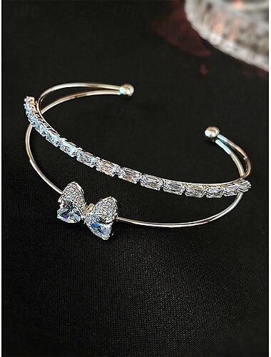  Damen-Armbandset aus vergoldetem Kupfer und Zirkonia – elegante Armreifen im Schmetterlings- und Baguetteschliff-Design für modische Outfits und besondere Anlässe
