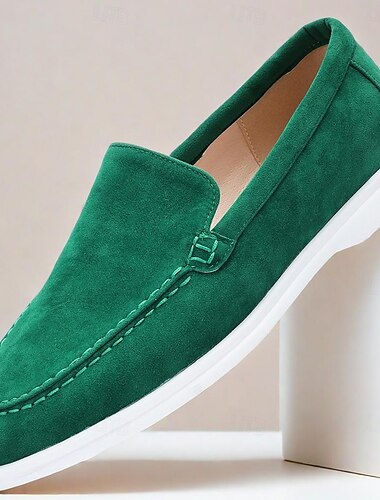  casual loafers i grön mocka för män med lätt halkfri vit sula, bekväm slip-on design och material som andas