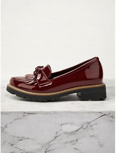  mocassini da donna in pelle verniciata bordeaux con dettaglio di frange e tacco spesso, perfetti per l'ufficio e per gli outfit casual