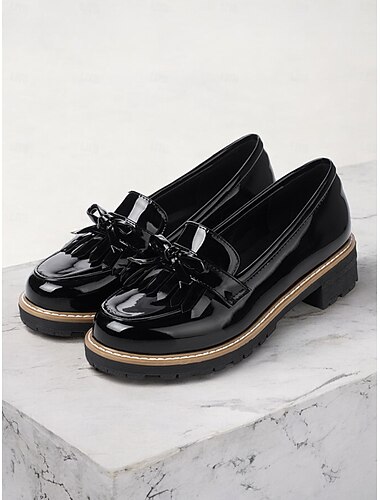  mocassins femininos de couro envernizado bordô com detalhe de franjas e salto grosso, perfeitos para uso no escritório e roupas casuais