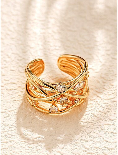  élégante bague torsadée dorée avec des accents de cristal - bijoux en cuivre légers pour un usage quotidien