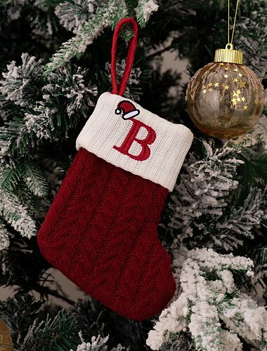  personlig julestrømpedekor, tilpasset bokstav juledekorasjon julefest røde strikkede sokker med brodert bokstav, juletre hengende ornamenter
