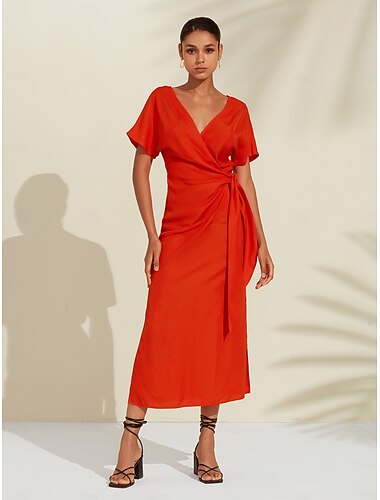  Oranjerode tencel linnen damesjurk met gesmokte wikkelmidi met v-hals