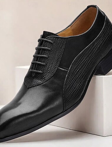  Rote Oxford-Schuhe aus hochwertigem Rindsleder für Herren – klassische, formelle Lederschuhe mit Schnürung und strukturierten Details für besondere Anlässe