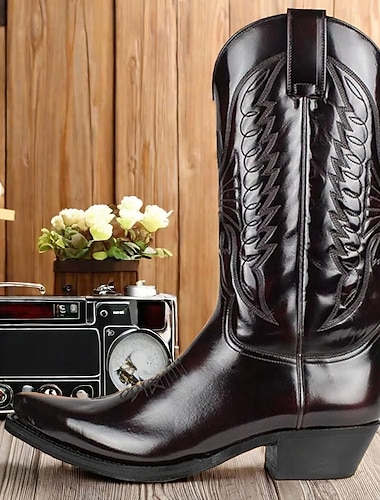  Botas vaqueras clásicas de piel sintética marrón para hombre: patrón en relieve, punta puntiaguda y tacón medio para rodeo, rancho y uso informal