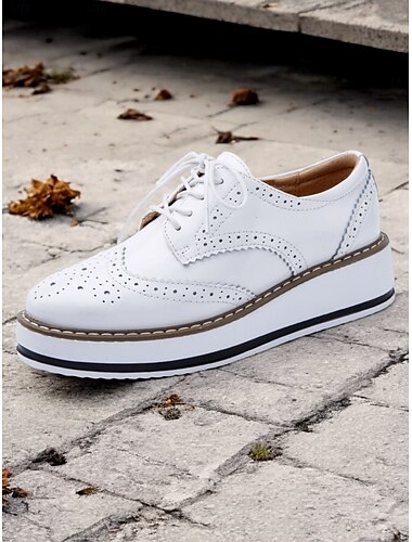  Burgunderrote Oxford-Plateauschuhe aus Lackleder für Damen – Brogue-Details mit Schnürung und erhöhter Sohle für legere und formelle Kleidung