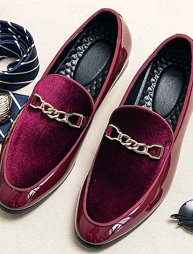  ανδρικά μπορντό βελούδινα loafers με χρυσή λεπτομέρεια αλυσίδας – κομψά slip-on dress παπούτσια για επίσημες εκδηλώσεις και πάρτι