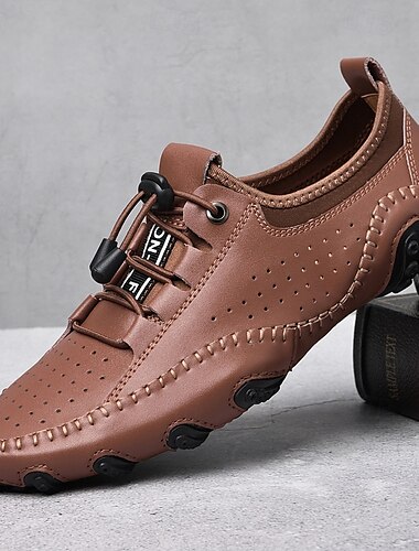  weiße perforierte Freizeitschuhe für Herren mit handgenähten Details, atmungsaktivem Mesh-Obermaterial und bequemem Slip-On-Design