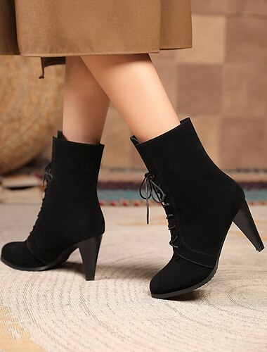  Hellbraune High Heel-Stiefeletten mit Schnürung und Stilettoabsatz für Damen – stilvolles Schuhwerk im Vintage-Stil für Herbst-Outfits und besondere Anlässe