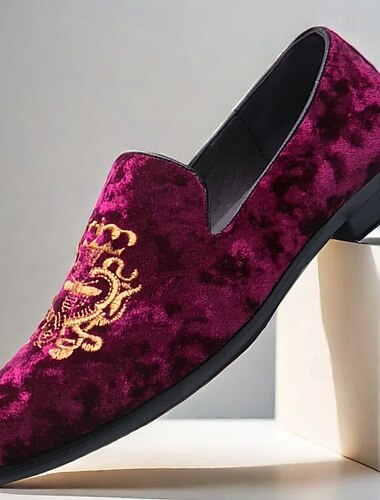  Mocasines elegantes y sofisticados de terciopelo burdeos para hombre con diseño bordado: perfectos para bodas o eventos especiales.