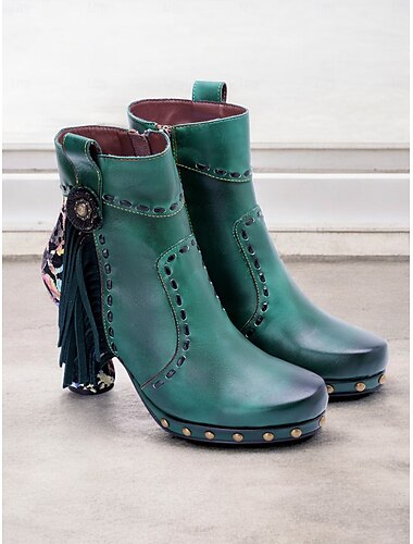  bottines vertes pour femmes avec coutures décoratives, détails cloutés et talon à motif floral avec accents de franges - des chaussures uniques d'inspiration bohème pour des tenues élégantes