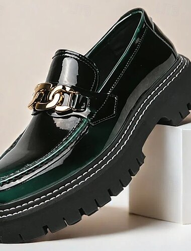  Grüne Loafer aus Lacklederimitat für Herren mit goldenem Kettendetail und dicker Profilsohle – modernes Freizeitschuhwerk für den Alltagsstil