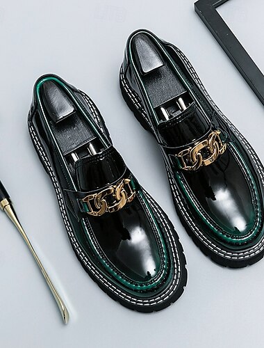  mocassins masculinos de couro sintético verde envernizado com detalhe de corrente dourada e sola grossa – calçados casuais modernos para o estilo do dia a dia