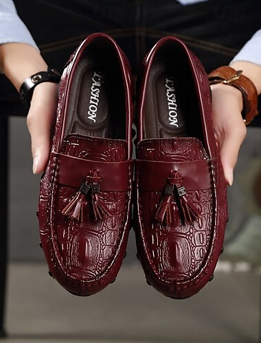  mocassins masculinos com padrão de crocodilo bordô, com detalhe de borla e sola antiderrapante - calçados slip-on de luxo para uso casual e formal